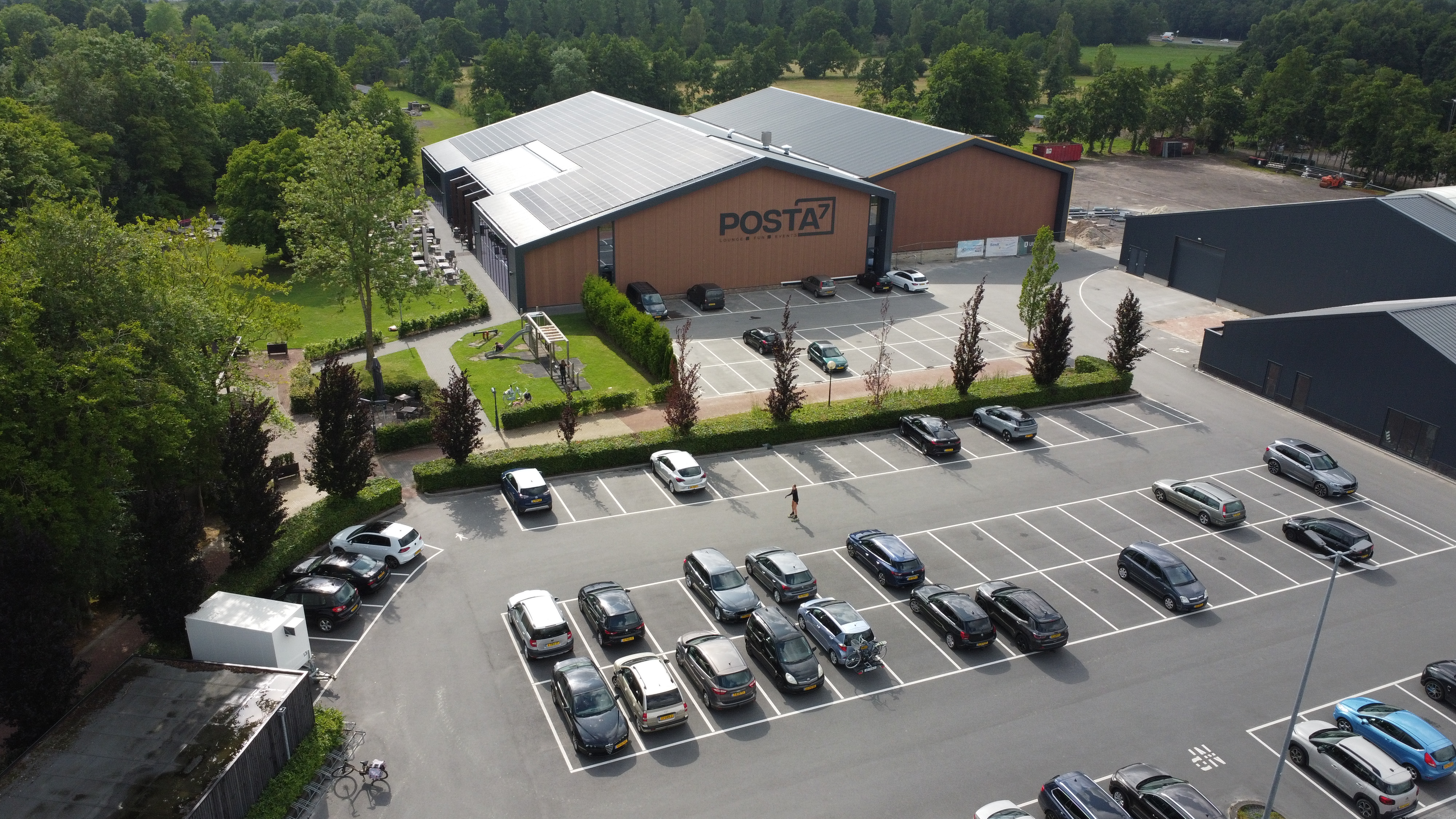 Luchtfoto van Posta7 in Tolbert met het gebouw en parkeerterrein